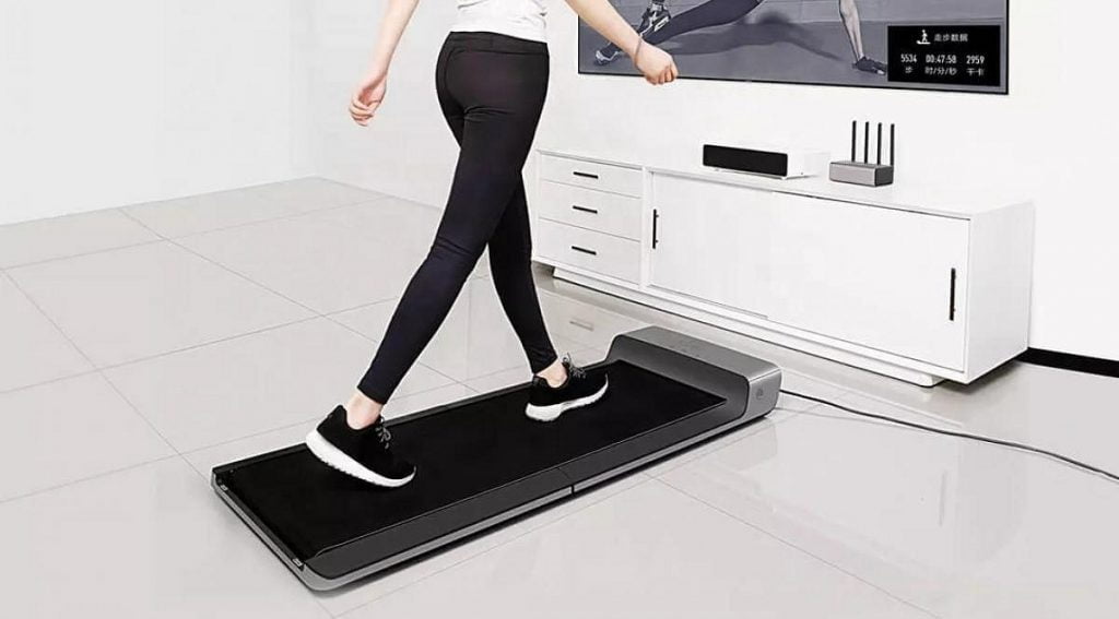 Mujer caminando en un walking pad en el salón